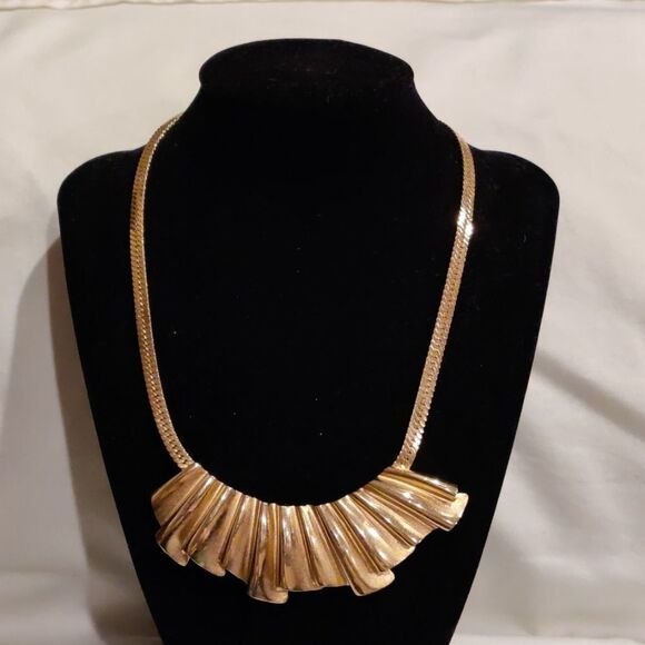 Gold tone chunky necklace - Picture 1 of 2